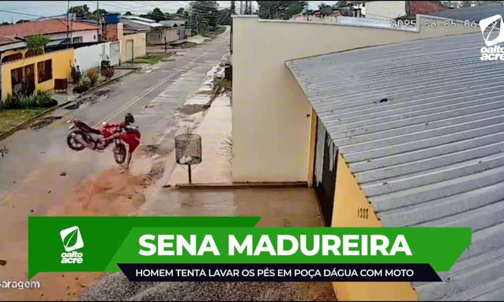 Acidente Curioso: Motociclista Tenta Lavar os Pés em Poça e Acaba Caindo em Sena Madureira Imagem do artigo