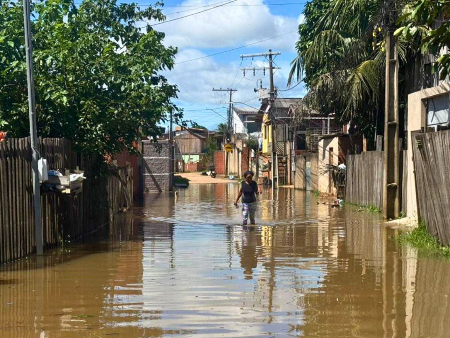 Contato com Água de Enchentes Aumenta o Risco de Doenças, Alerta Especialista