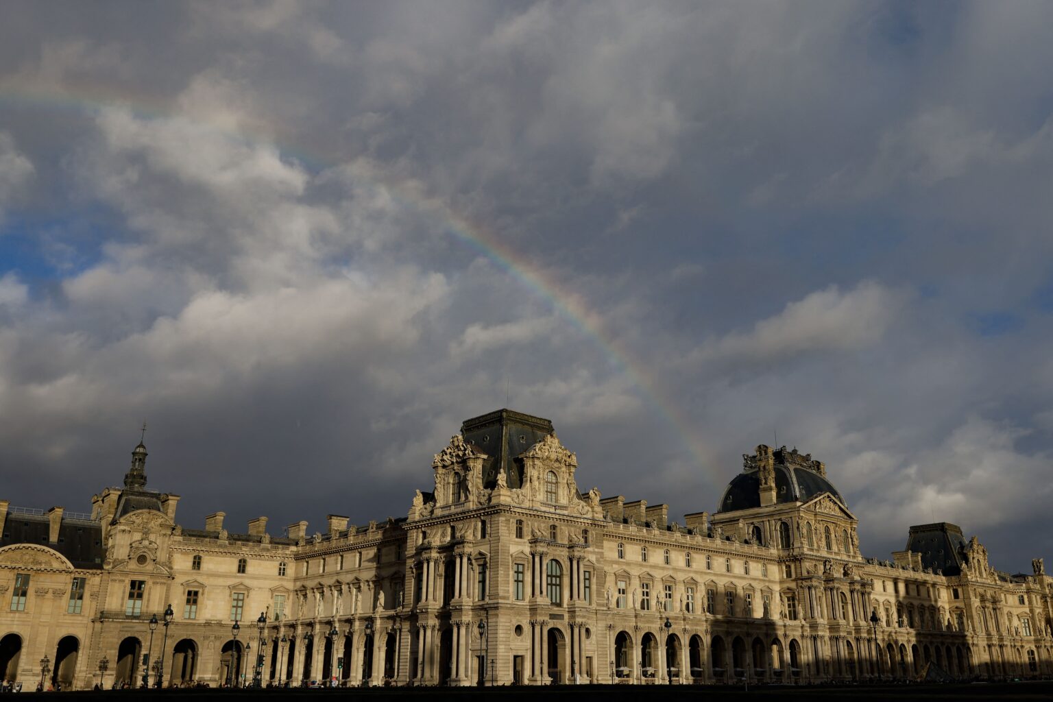 Vazamento de água danifica centenas de livros no Museu do Louvre Imagem do artigo