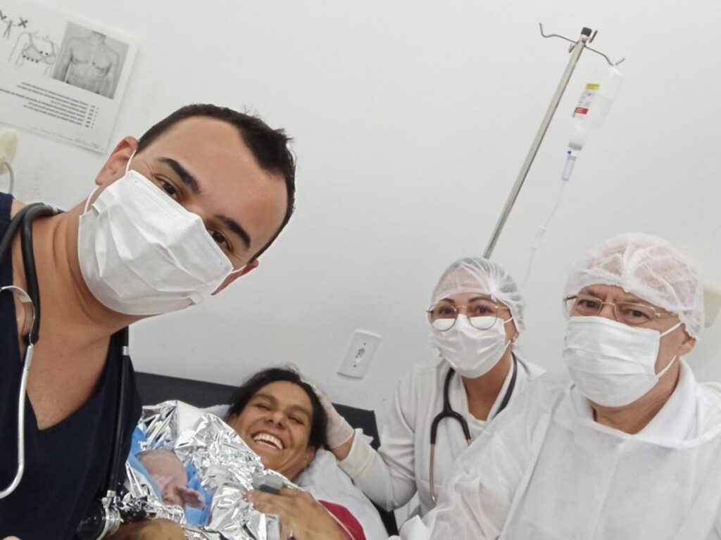Bebê é nomeado em homenagem a médico após parto inusitado em Blumenau