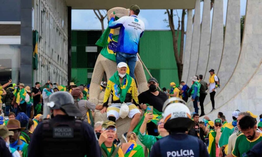 Eugênio Bucci e a Crise da Democracia: Um Alerta em Palavras