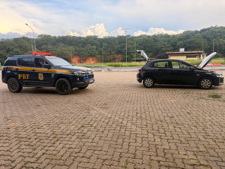 GM Onix Furtado é Recuperado pela PRF na BR-251 em Montes Claros (MG) GM Onix Furtado é Recuperado pela PRF na BR-251 em Montes Claros (MG)