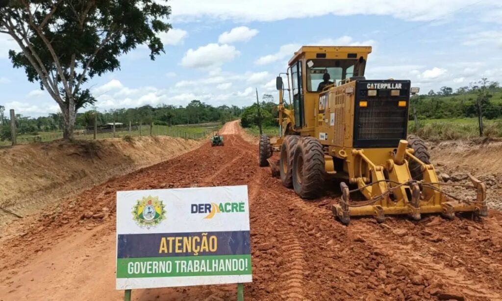 Obra no Ramal do Jarinal avança e promove melhorias em 1.200 km de vias rurais no Acre