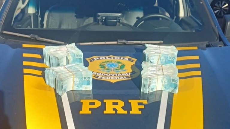 Polícia Rodoviária Federal Apreende R$ 400 Mil na BR-020 em Fiscalização Polícia Rodoviária Federal Apreende R$ 400 Mil na BR-020 em Fiscalização