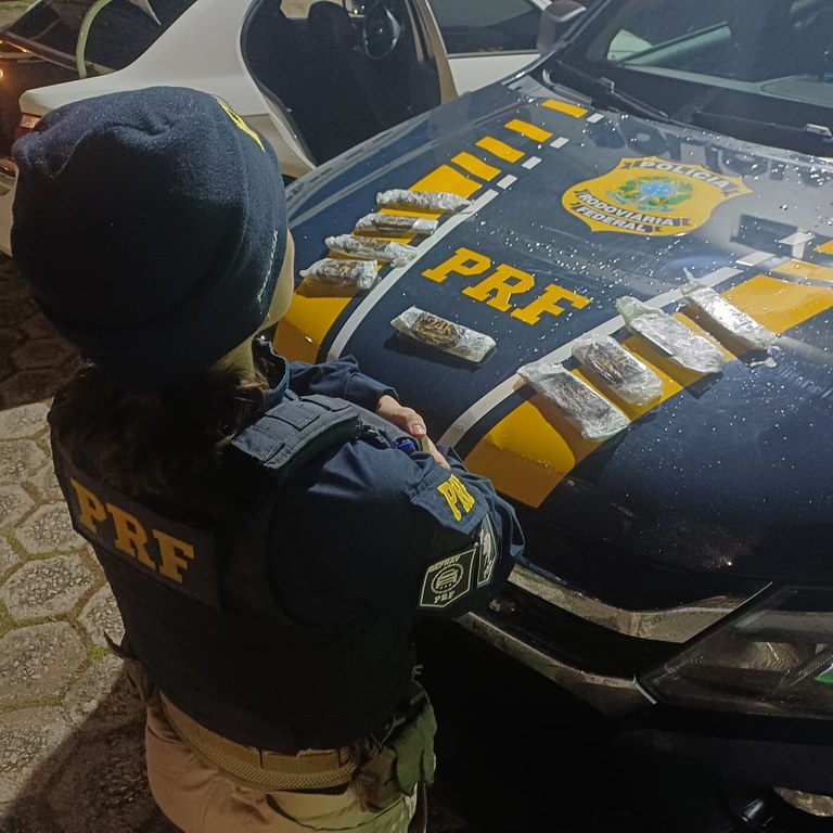 PRF Apreende Haxixe em Fiscalização em Atibaia: Casal Suspeito Detido PRF Apreende Haxixe em Fiscalização em Atibaia: Casal Suspeito Detido