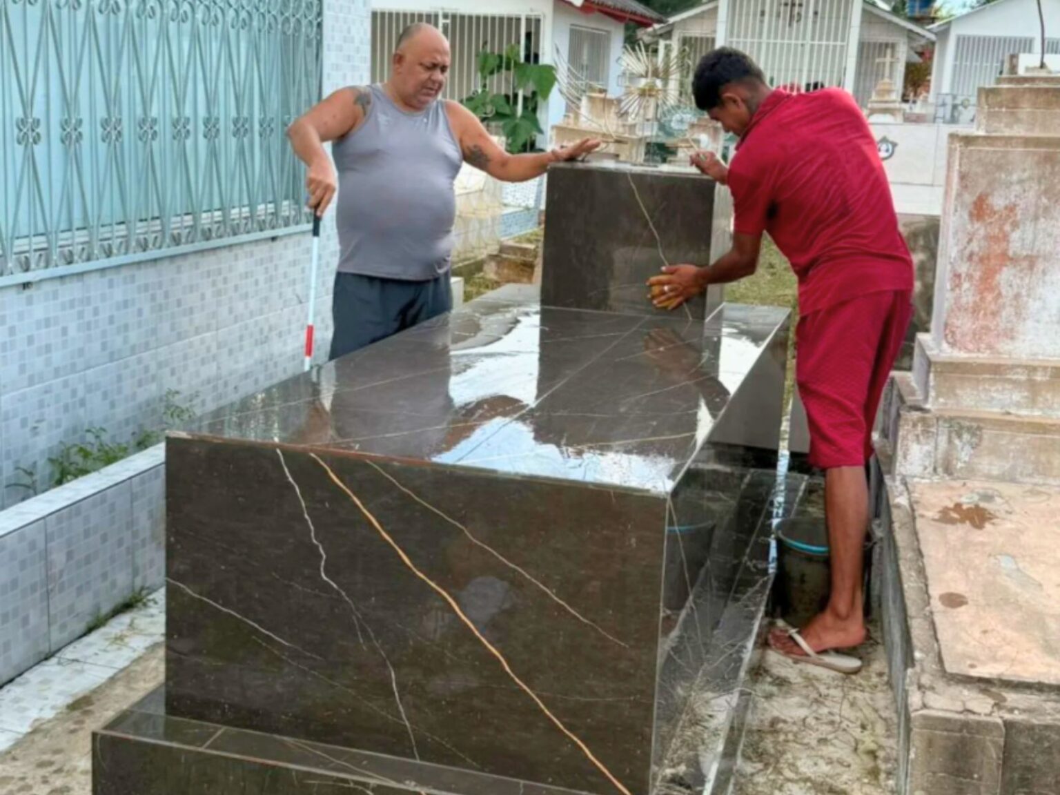 Professor do Acre Constrói Próprio Túmulo para Aliviar Família de Custos Fúnebres