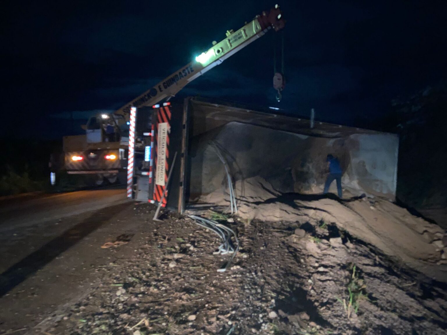 Acidente Bloqueia BR-364: Carreta Carregada Com Brita Tomba e Gera Congestionamento