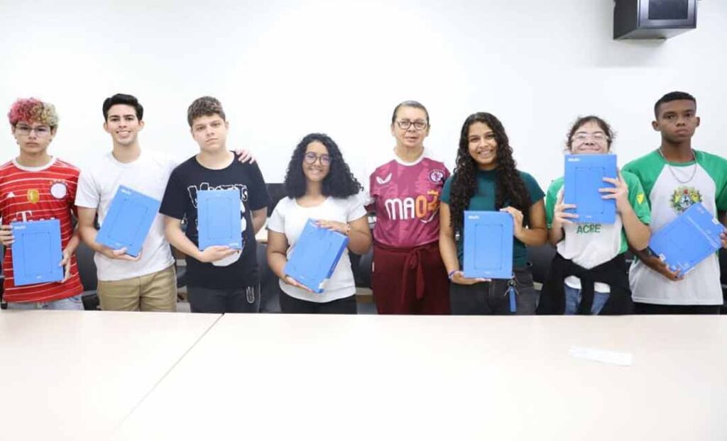Acre Entrega Tablets para Alunos de Escolas de Ensino Integral: Um Passo Rumo à Modernização da Educ