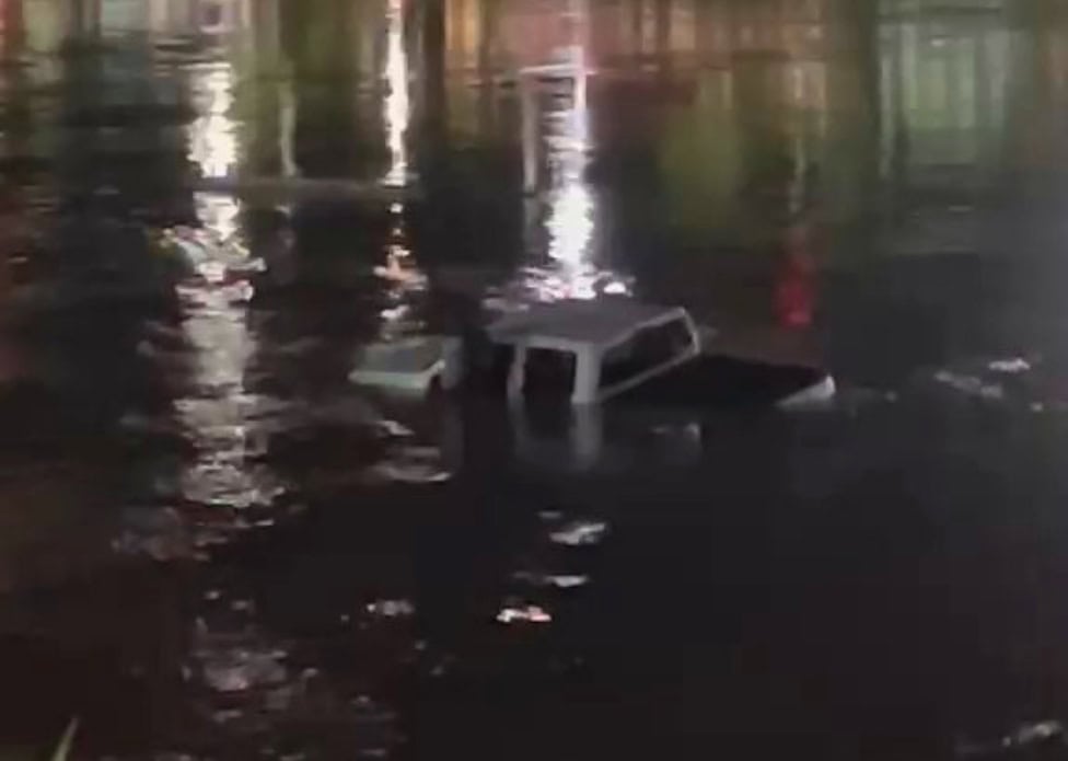 Caminhonete Perca Controle e Cai no Rio Acre em Rio Branco Caminhonete Perca Controle e Cai no Rio Acre em Rio Branco