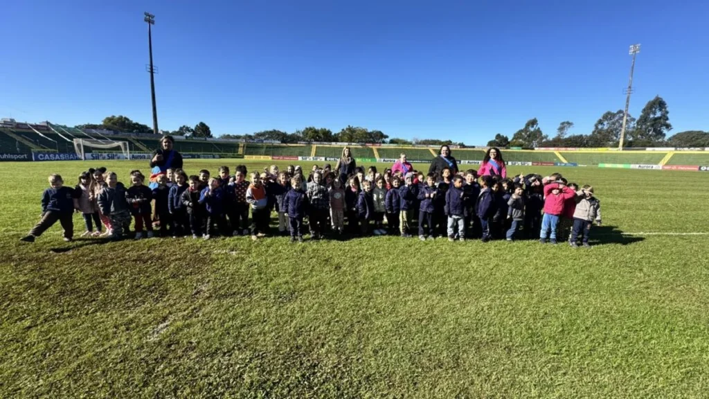 Escola Barão do Rio Branco leva crianças para explorar Estádio Colosso da Lagoa