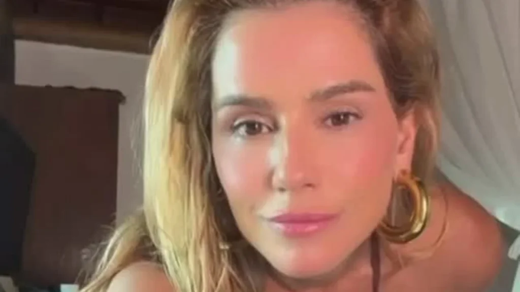 Deborah Secco encanta com biquíni e look praiano em vídeo descontraído