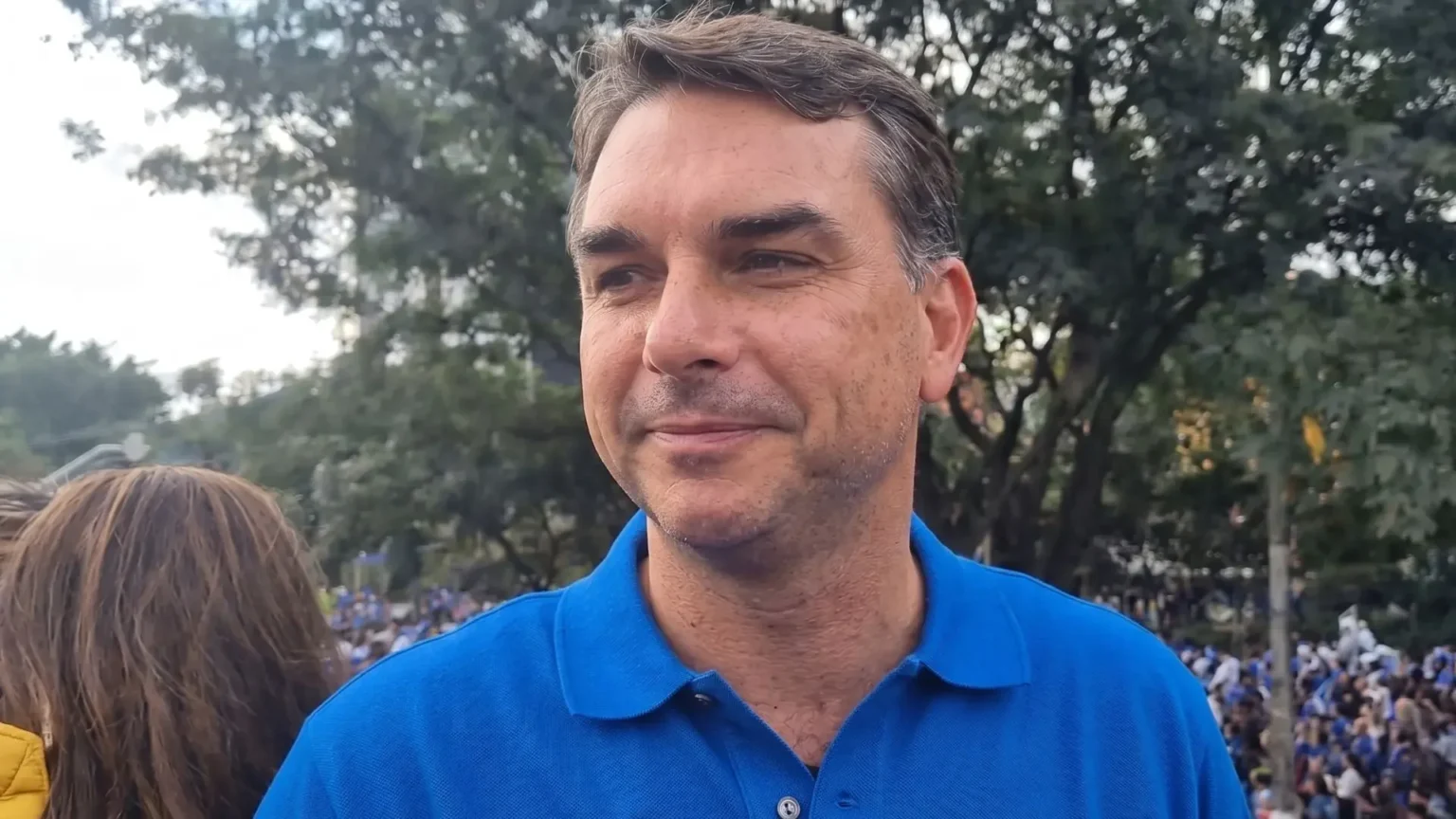 Flávio Bolsonaro consolida palanque triplo no Acre com apoio de líderes locais