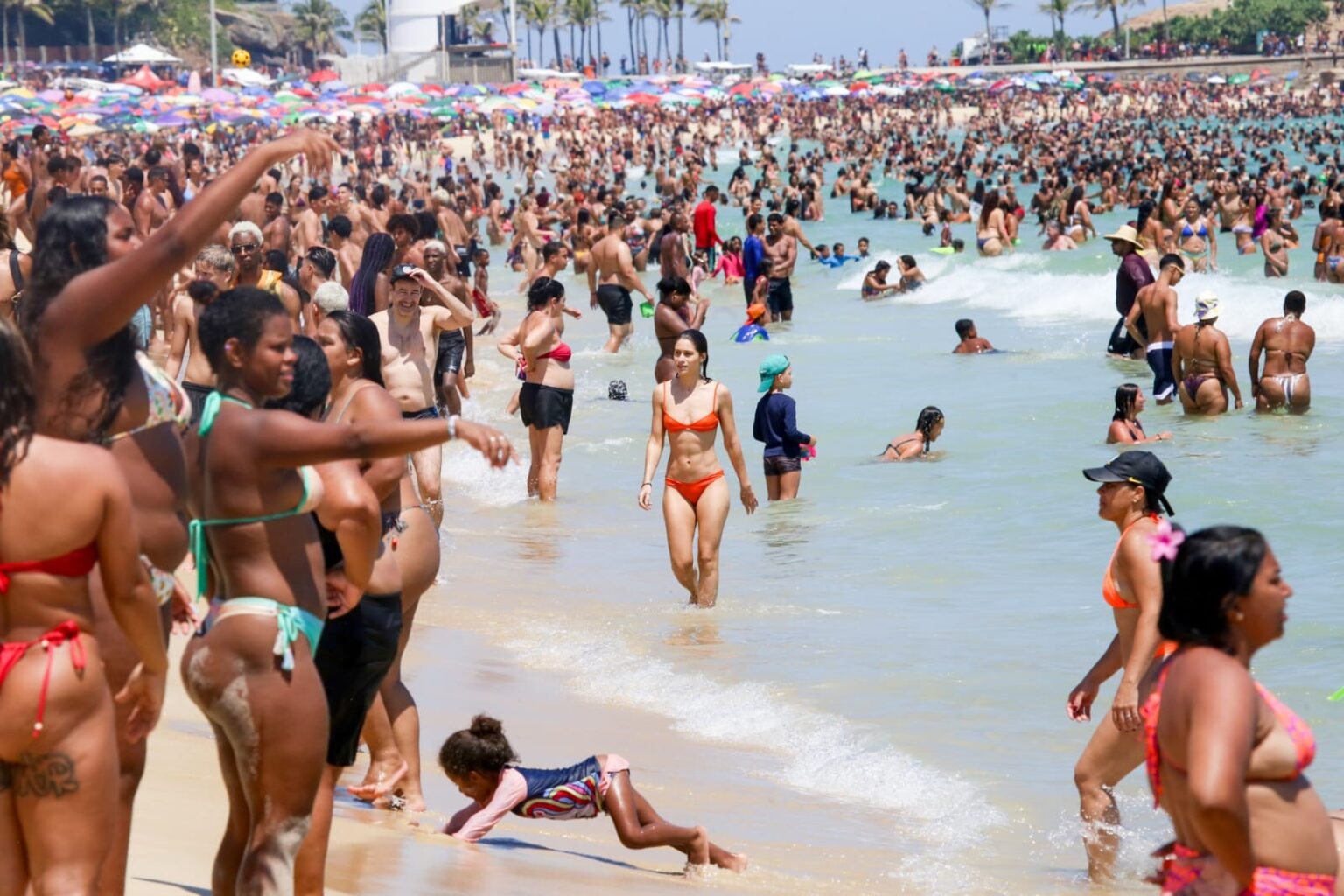 Calor intenso no Rio: praias lotadas com temperaturas que chegam a 42°C
