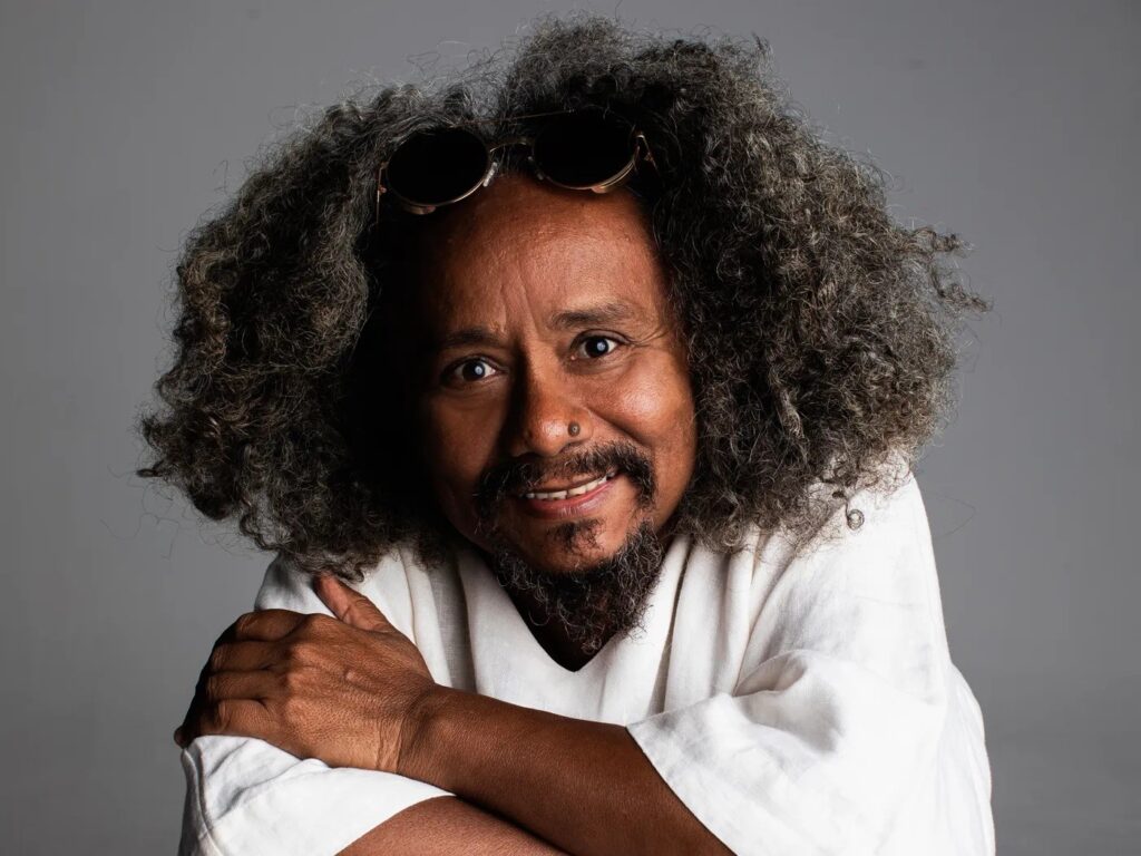 Chico César Anuncia Novo Disco de Voz e Violão para 2026 em Comemoração aos 30 Anos de 'Cuscuz Clã'