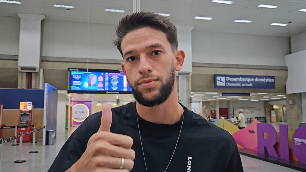 Jemmes Chega ao Rio para Assinar com o Fluminense: Ansioso para a Estreia Jemmes Chega ao Rio para Assinar com o Fluminense: Ansioso para a Estreia