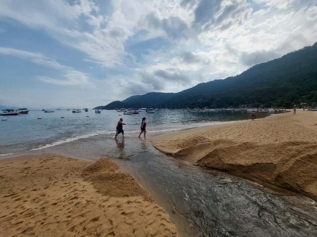 Réveillon na Ilha Grande é ofuscado por esgoto na Praia do Abraão