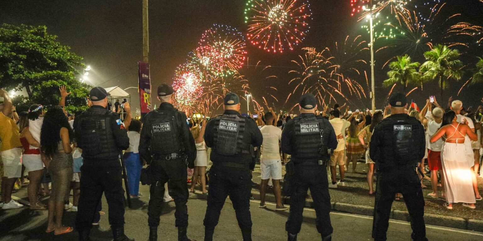 Réveillon no Rio: 28,7 mil Policiais e Tecnologia de Reconhecimento Facial para Segurança Réveillon no Rio: 28,7 mil Policiais e Tecnologia de Reconhecimento Facial para Segurança