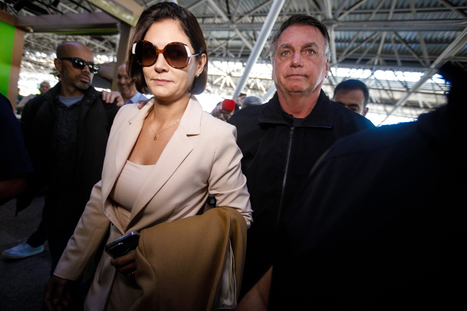 Bolsonaro apresenta tontura e perda de equilíbrio, revela Michelle