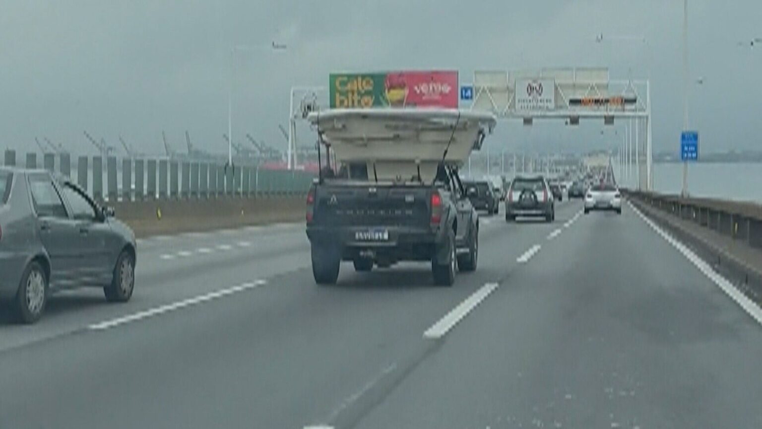 Flagra inusitado: Hidromassagem transportada na caçamba de picape na Ponte Rio-Niterói Flagra inusitado: Hidromassagem transportada na caçamba de picape na Ponte Rio-Niterói