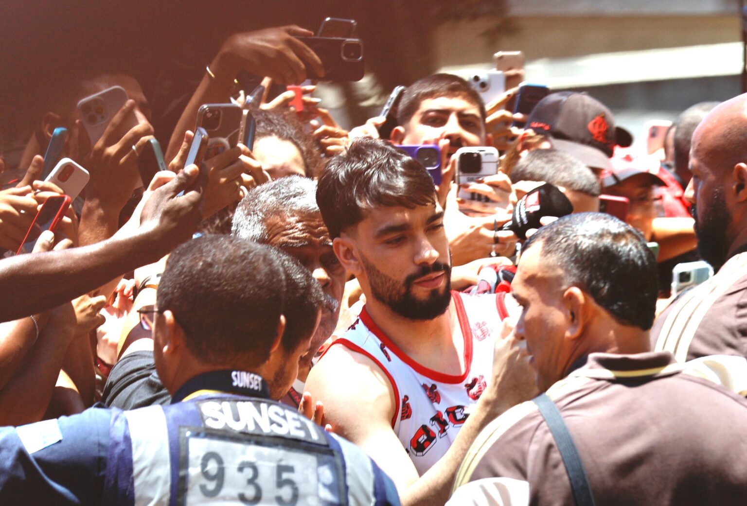 Lucas Paquetá Retorna ao Flamengo e Celebra Reencontro com a Torcida