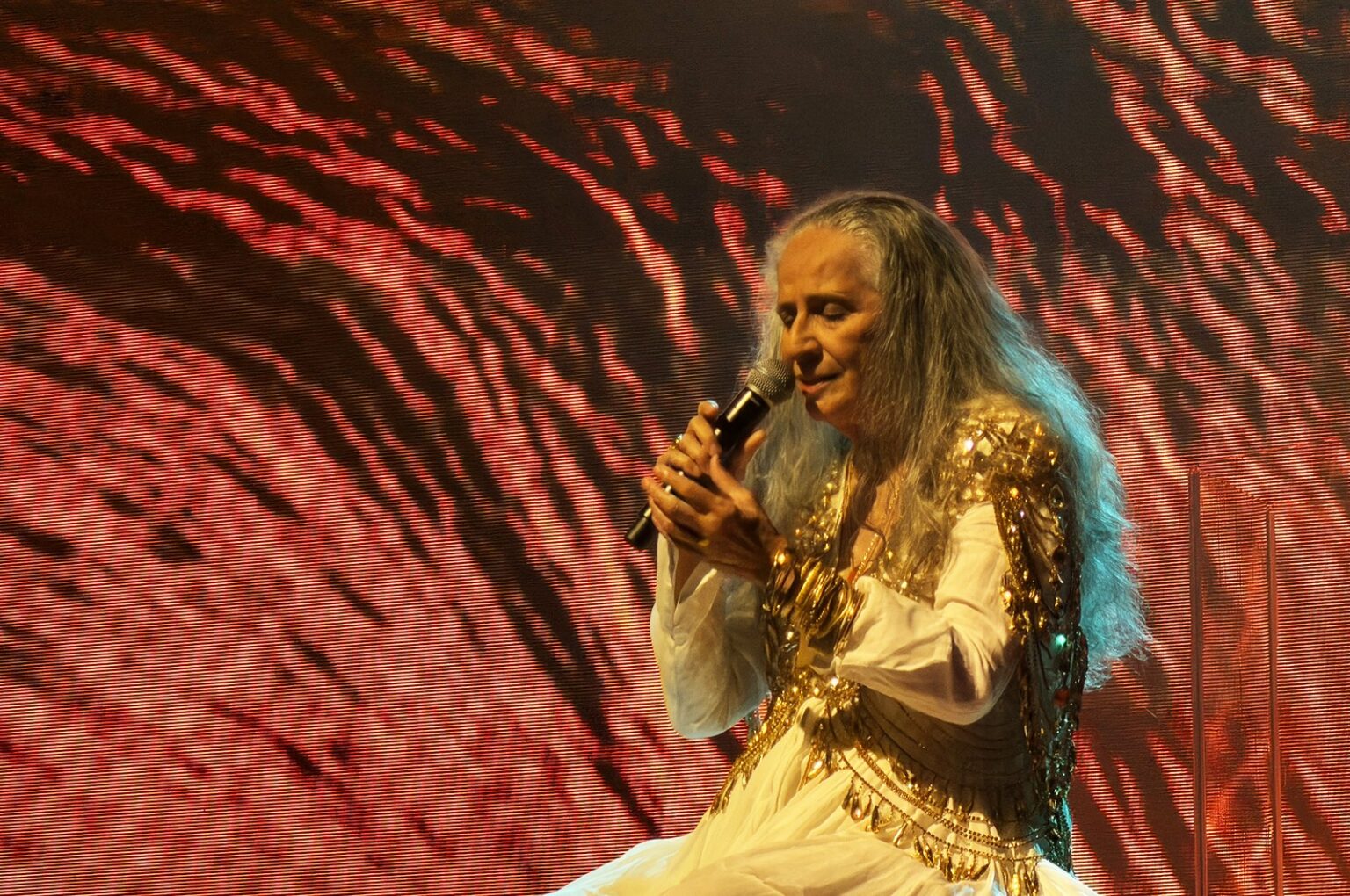 Maria Bethânia Celebra 60 Anos de Carreira com Show no Rio e Mudanças no Repertório
