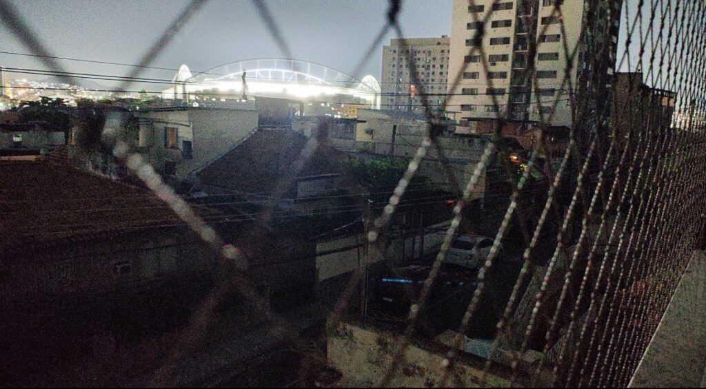 Moradores da Zona Norte do Rio Enfrentam Apagão em Noite Quente