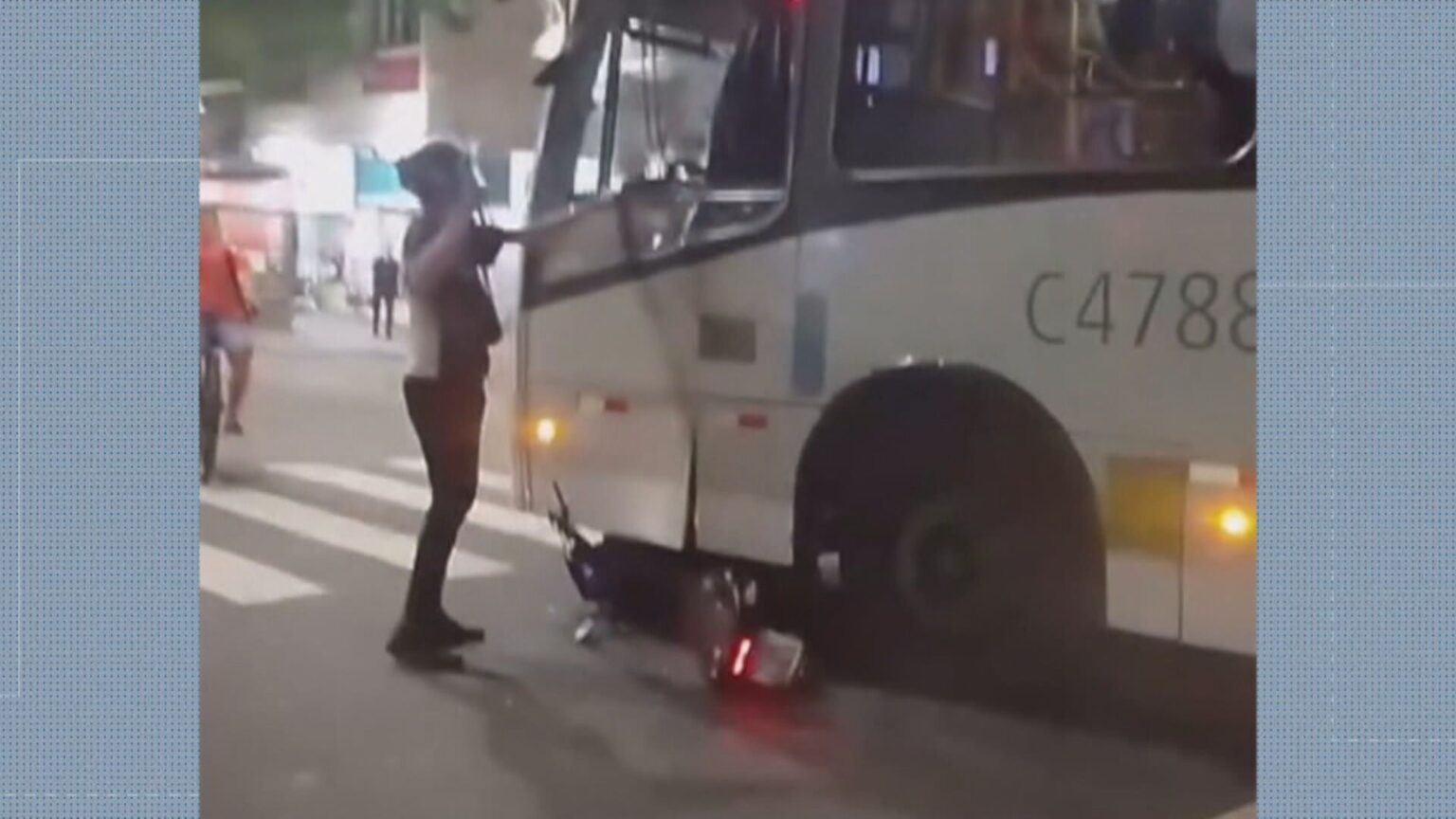 Motorista de ônibus atropela motocicleta após altercação no Leblon; Confira o vídeo