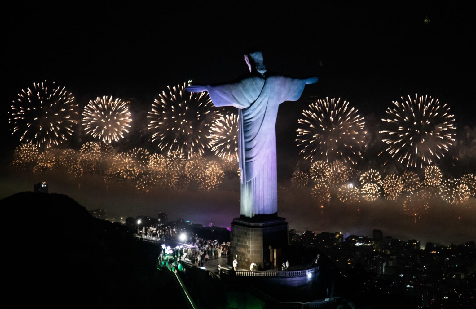 Réveillon no Rio: 5,1 milhões celebram em 13 palcos, com destaque para Copacabana
