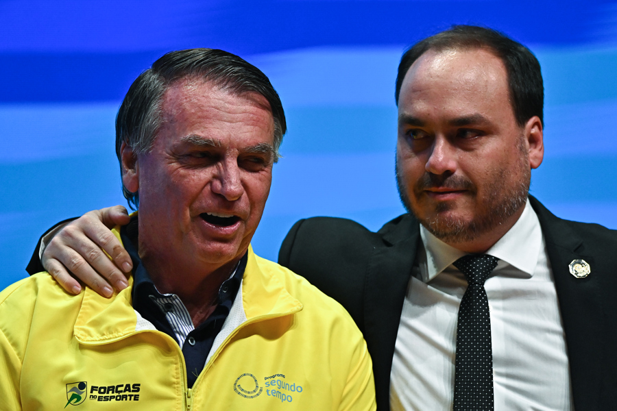 Carlos Expressa Preocupação com a Saúde de Jair Bolsonaro: 'Abatido e Sonolento'
