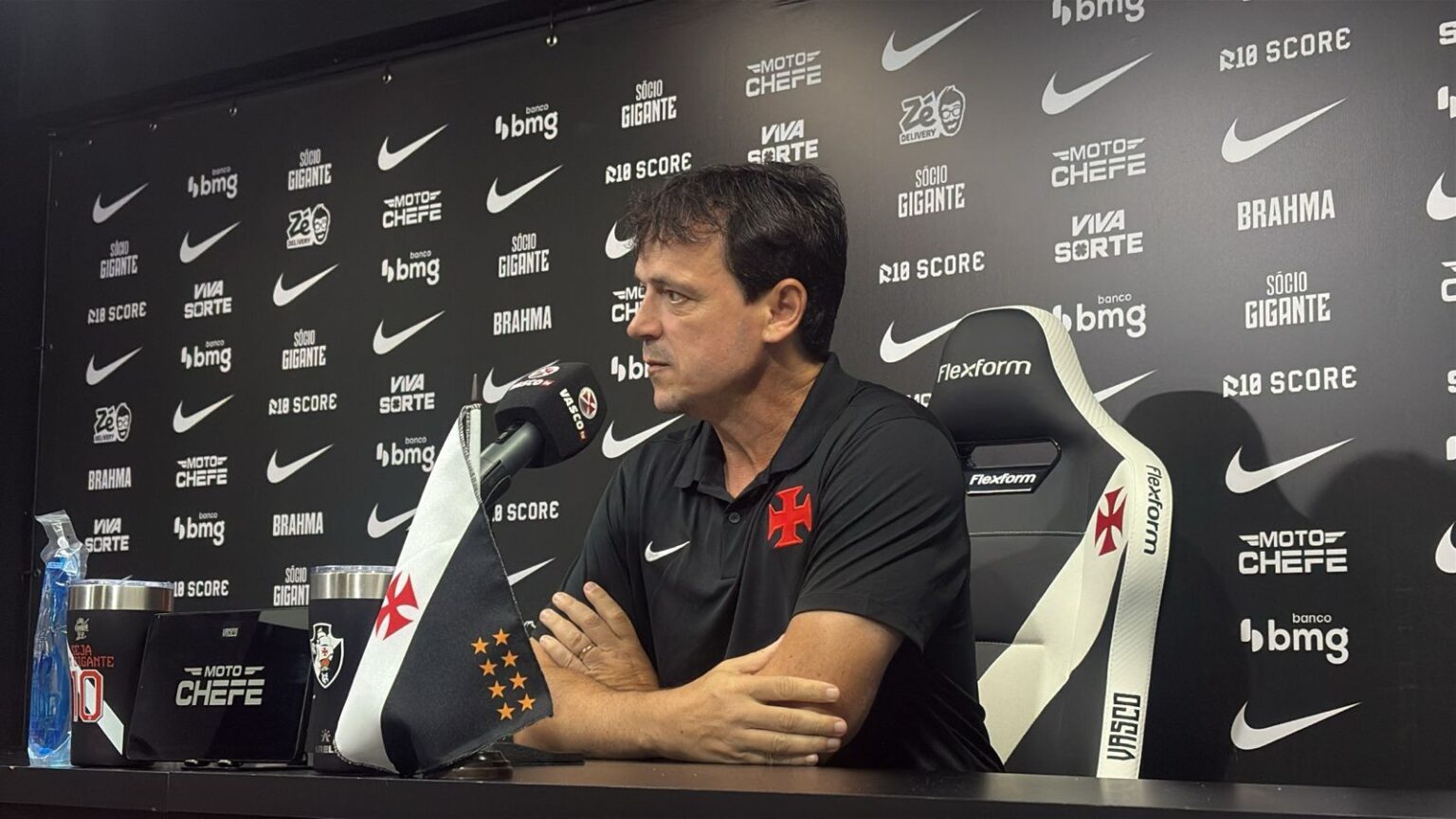 Diniz Defende Escalação Máxima do Vasco: “Time Tem Saúde para Jogar Hoje e Contra o Bahia” Diniz Defende Escalação Máxima do Vasco: "Time Tem Saúde para Jogar Hoje e Contra o Bahia"
