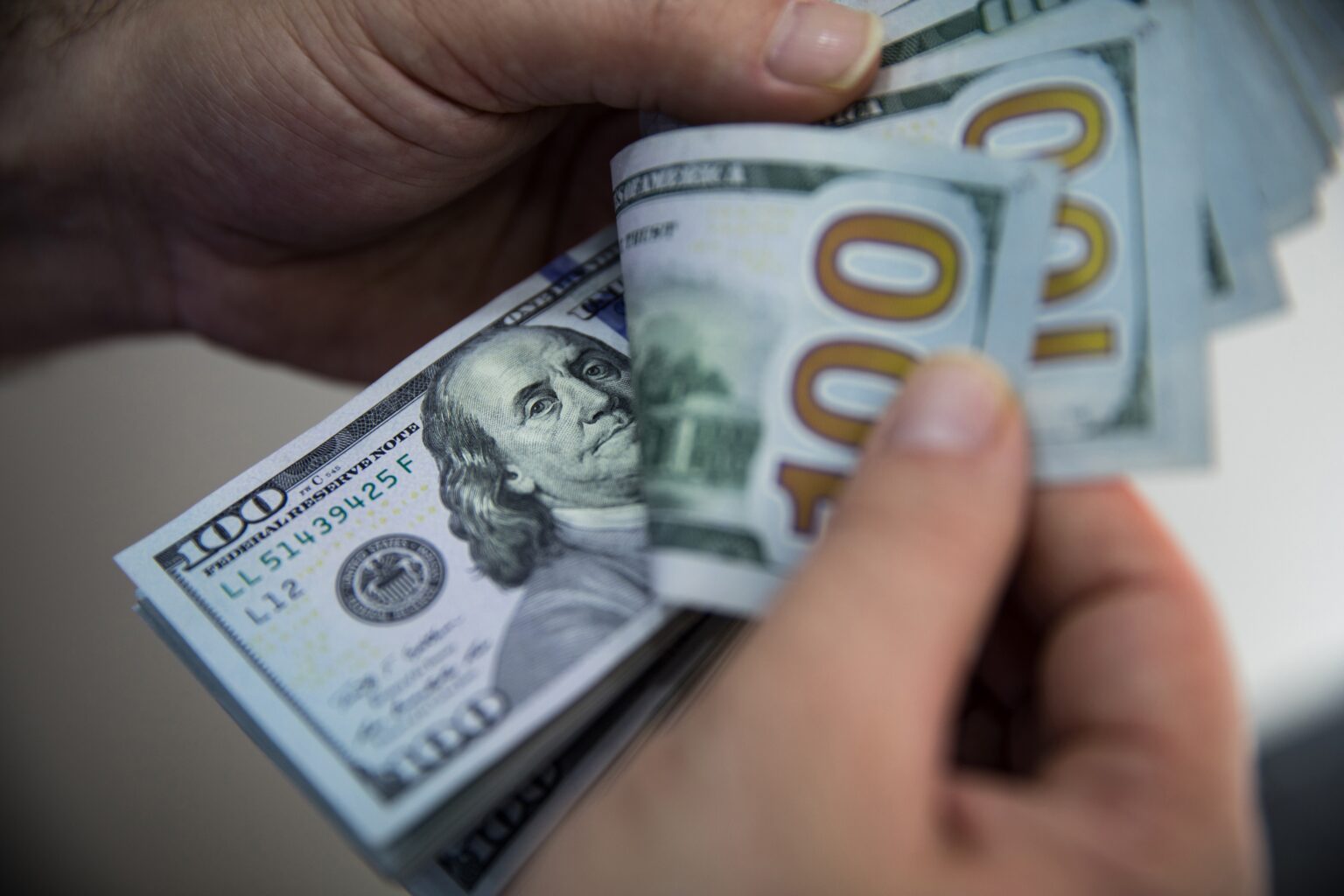 Dólar em Queda: Quando é a Melhor Hora para Comprar Antes da Viagem?