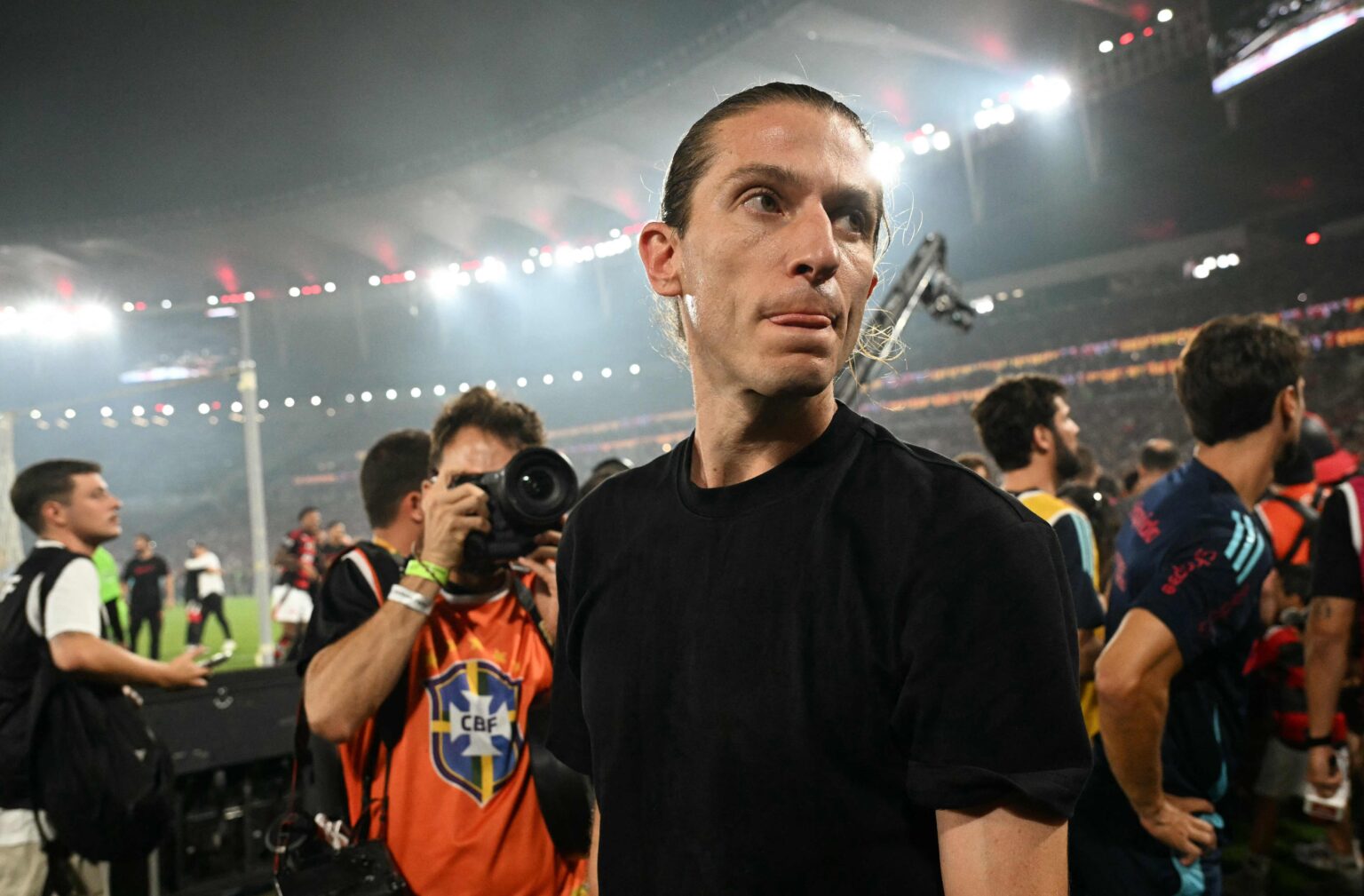 Filipe Luís Alcanca 100 Jogos no Flamengo e Enfrenta Pressão por Título da Recopa