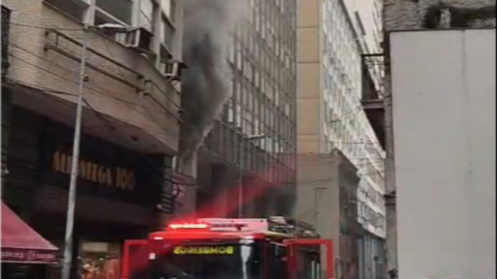 Incêndio em Restaurante no Centro do Rio: Corpo de Bombeiros em Ação