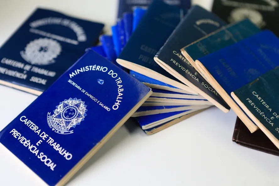 Trabalhadores Assalariados Superam Autônomos em Rendimentos, Revela Estudo do Banco Mundial