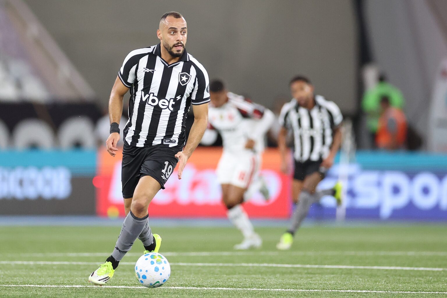 Corinthians Negocia a Contratação de Arthur Cabral, Atacante do Botafogo
