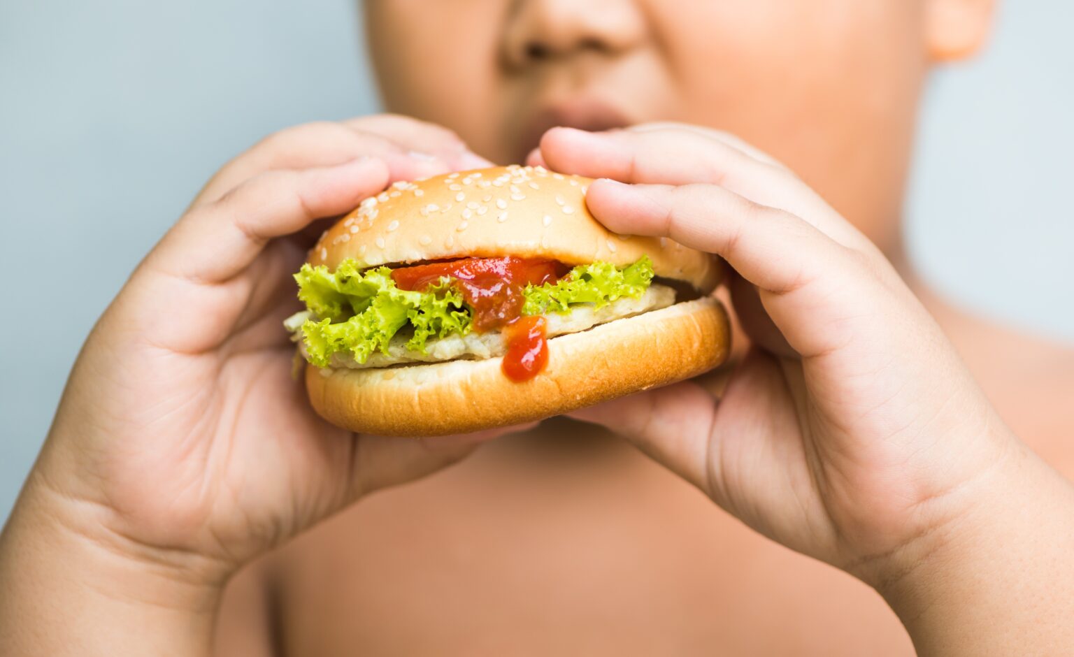 Obesidade Infantil: Médica Propõe 30% de Imposto em Bebidas Açucaradas e Veto a Ultraprocessados nas