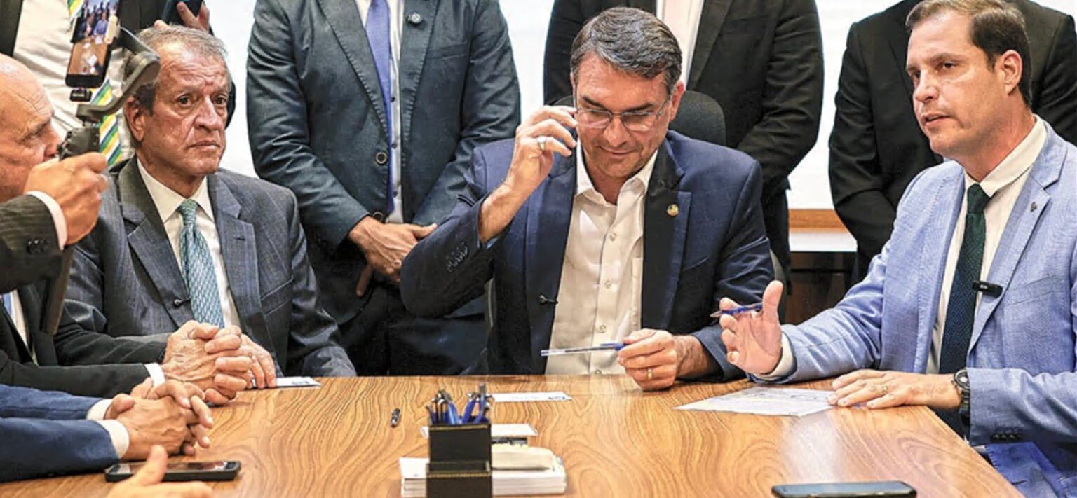 PL Busca Expandir Influência na Câmara Enquanto Partidos Menores Formam Alianças Estratégicas