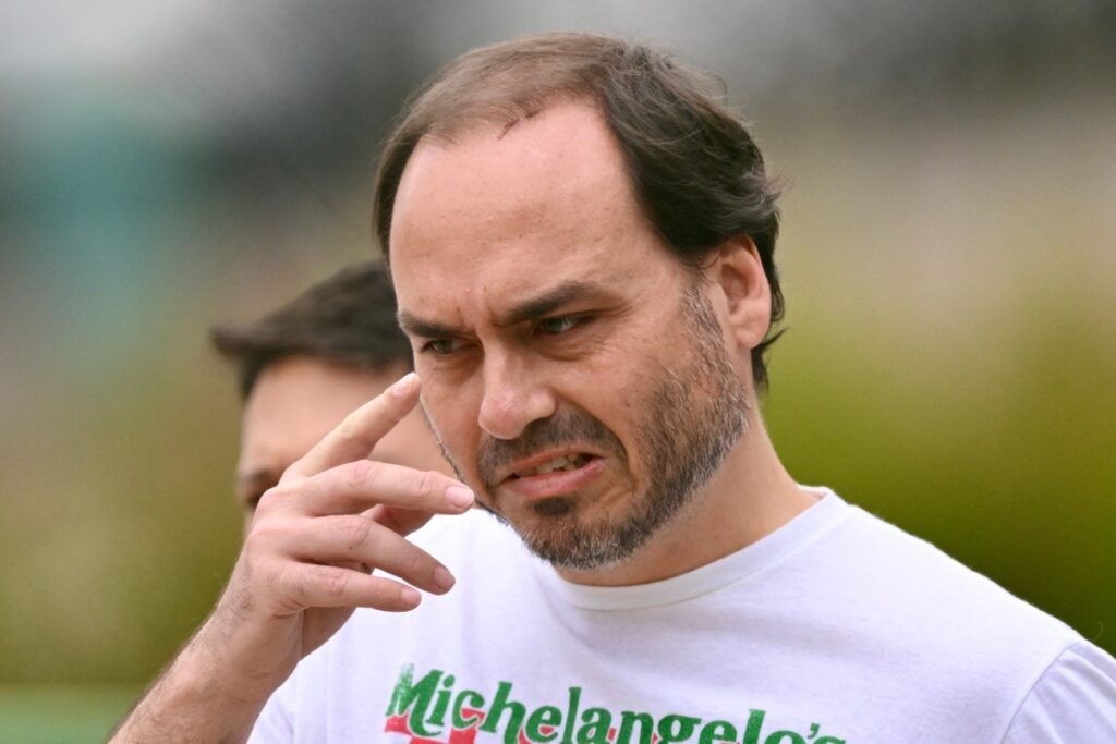 Carlos Bolsonaro Comete Gafe ao Inventar Cidade em SC Durante Pré-Campanha