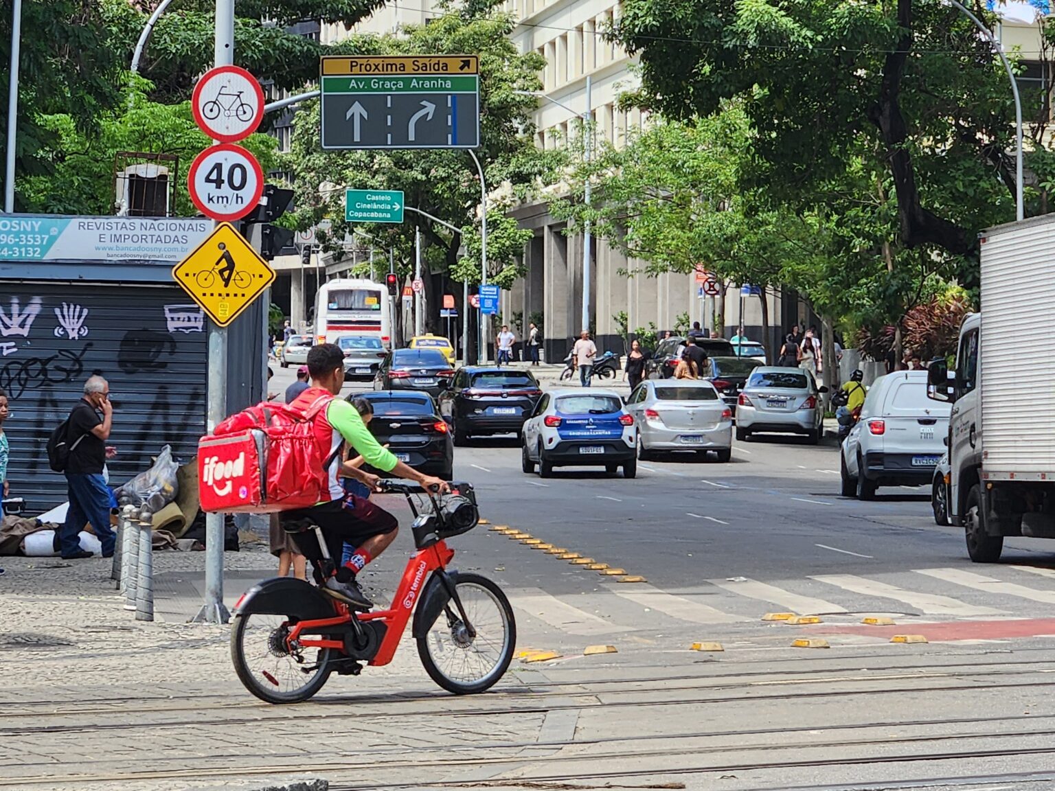 Ciclistas no Rio de Janeiro: O desafio de pedalar em vias perigosas e sem infraestrutura