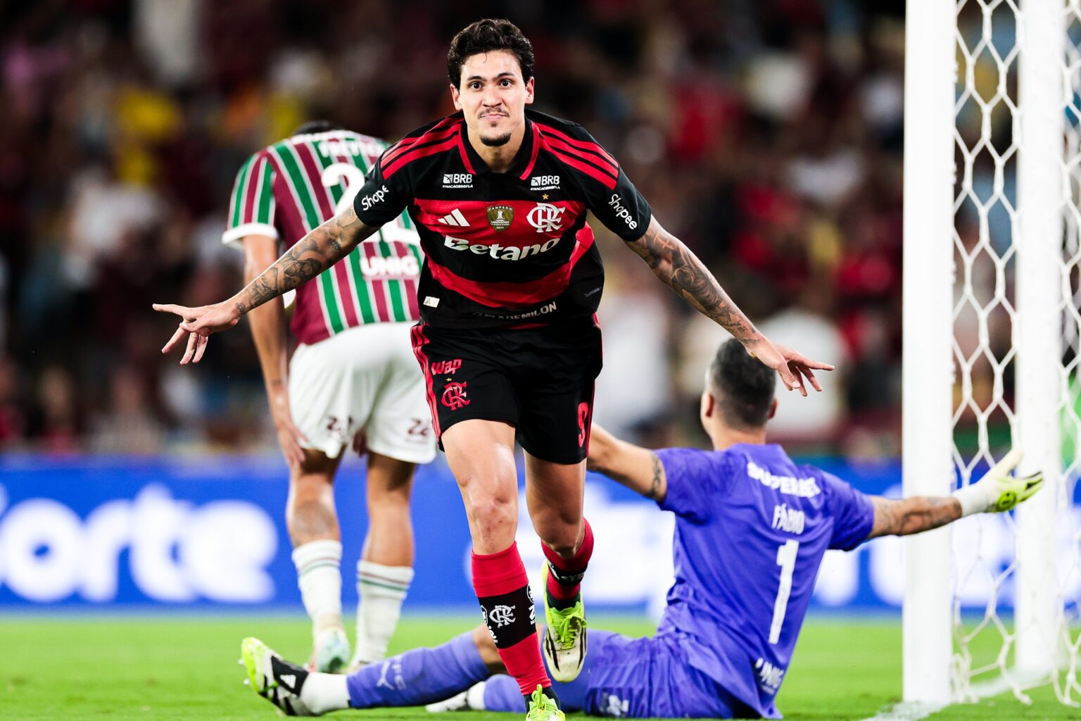 Flamengo Brilha em Clássico e Deixa Lição ao Fluminense em Vitória por 2 a 1