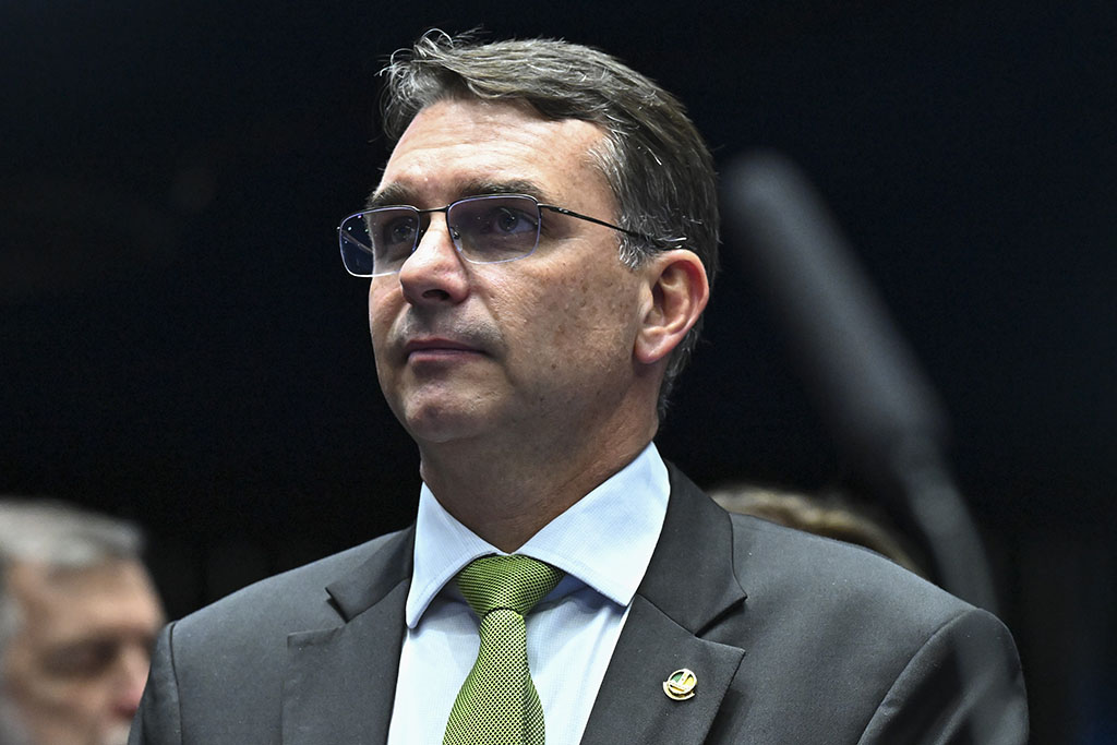 Flávio Bolsonaro Utiliza Jatinhos de Empresários em Viagens com a Família