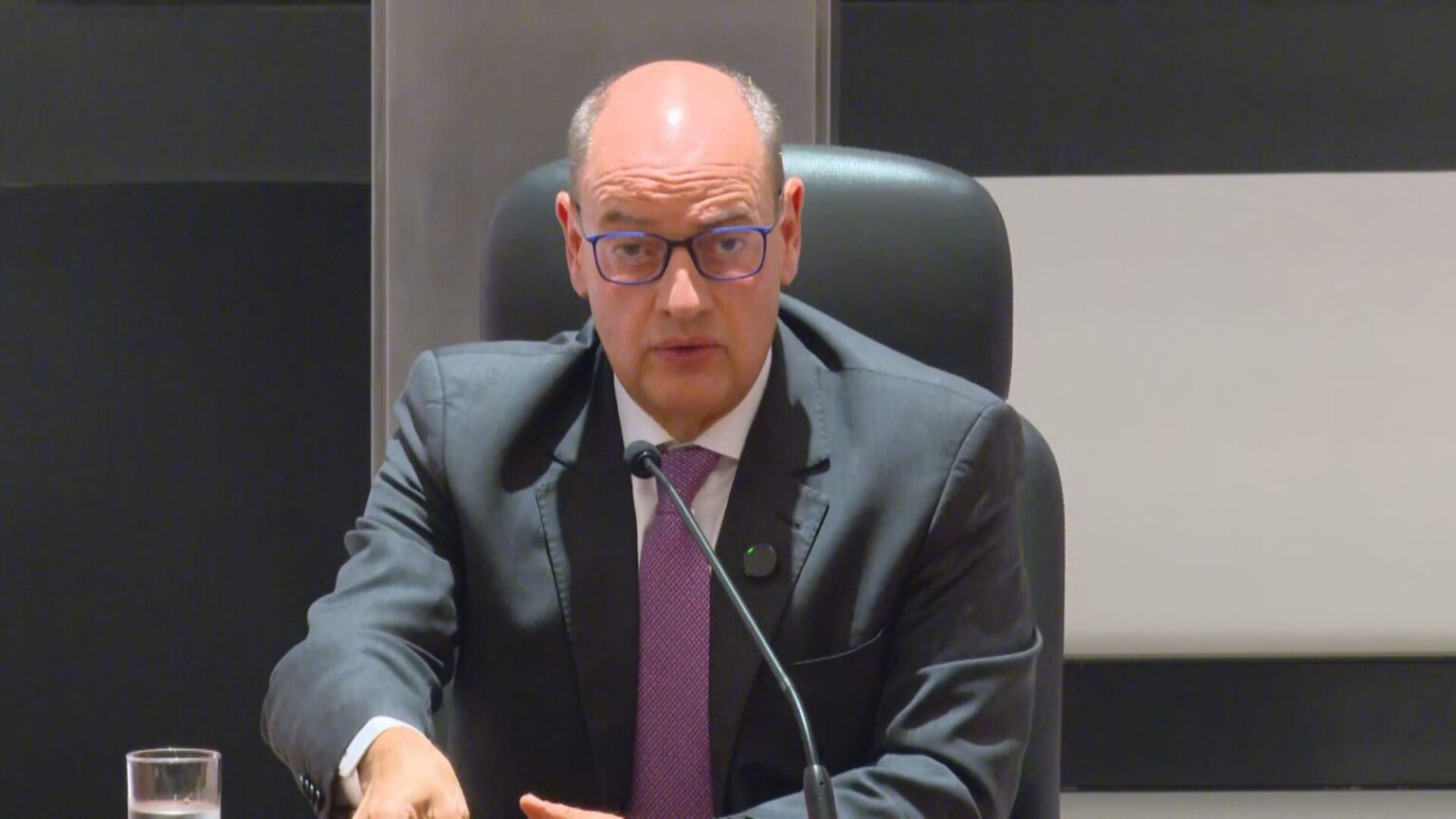 Governador em Exercício do RJ Exonera 93 Servidores e Atinge 544 Demissões