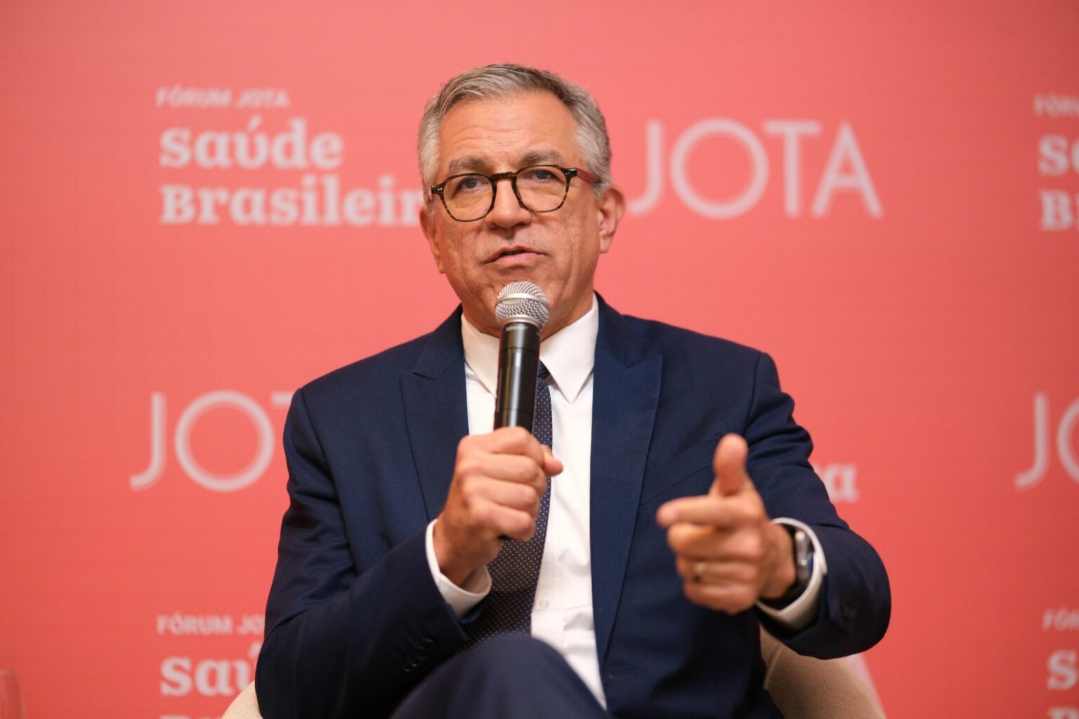 Ministro Padilha liga Flávio Bolsonaro ao 'apagão' nos hospitais do RJ e promete destacar saúde nas