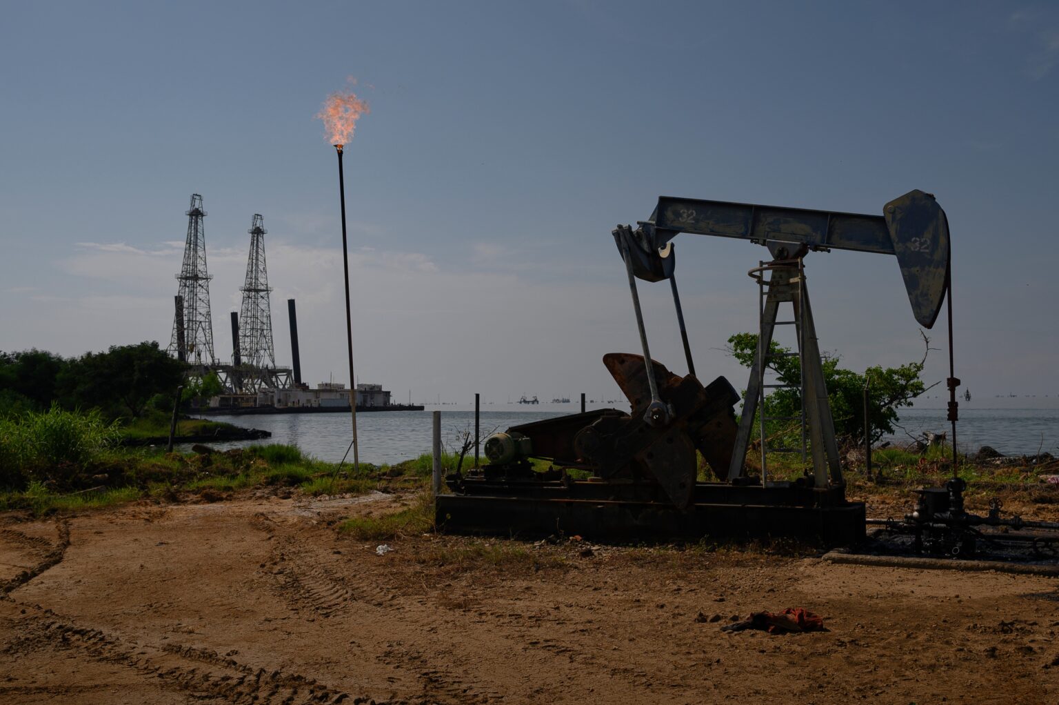 Tensões no Oriente Médio Elevam Preço do Petróleo para US$ 95 e Afetam Inflação e Juros no Brasil
