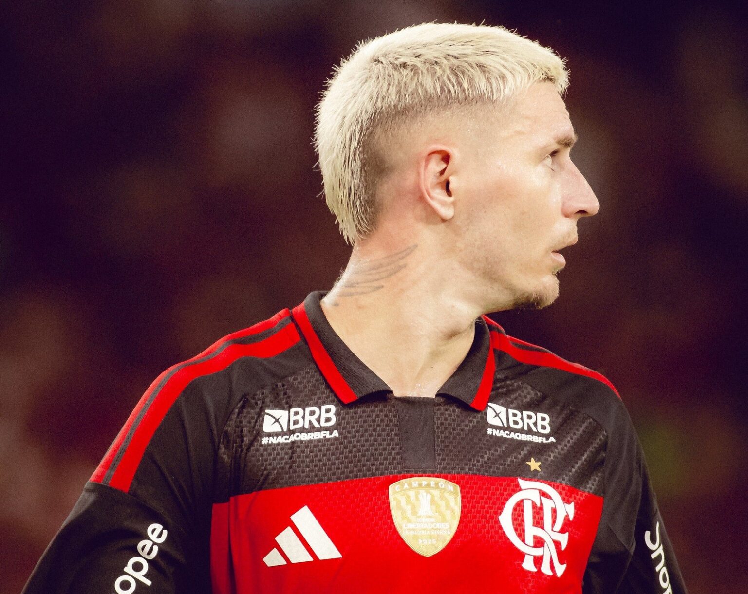 Varela Se Destaca e Garante Lateralidade no Flamengo Até 2027