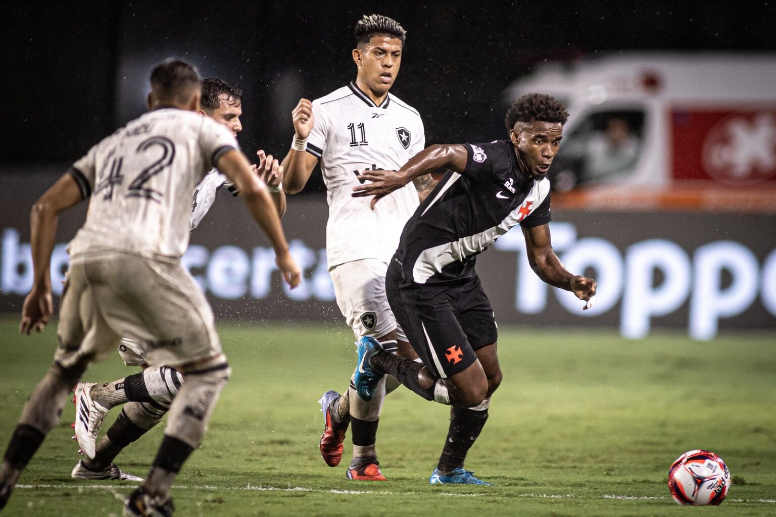 Vasco Tem Melhor Chance de Vitória Sobre o Botafogo em Clássico do Brasileiro Vasco Tem Melhor Chance de Vitória Sobre o Botafogo em Clássico do Brasileiro