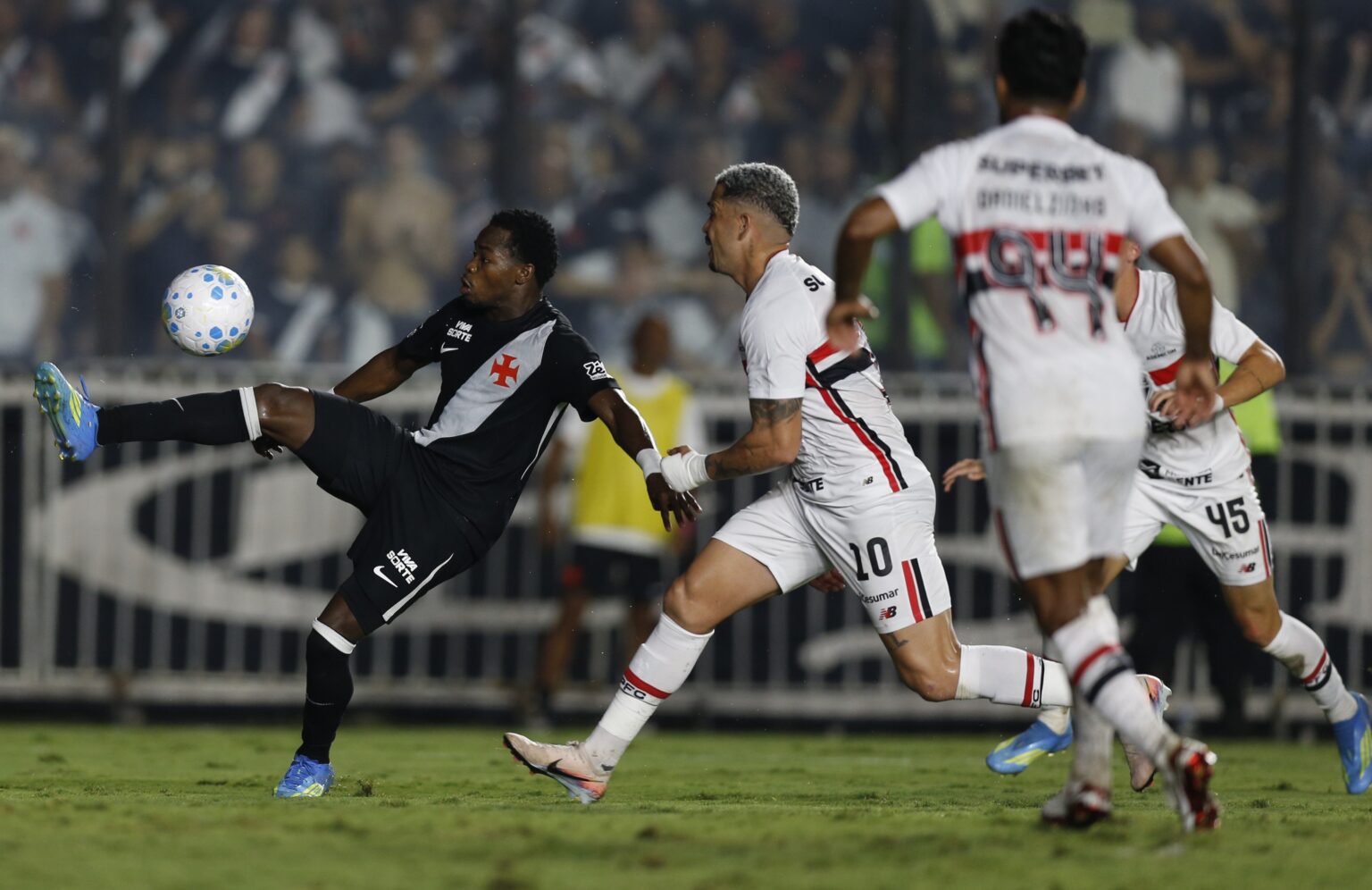 Vasco Vira Jogo e Homenageia Roberto Dinamite em Vitória Sobre o São Paulo