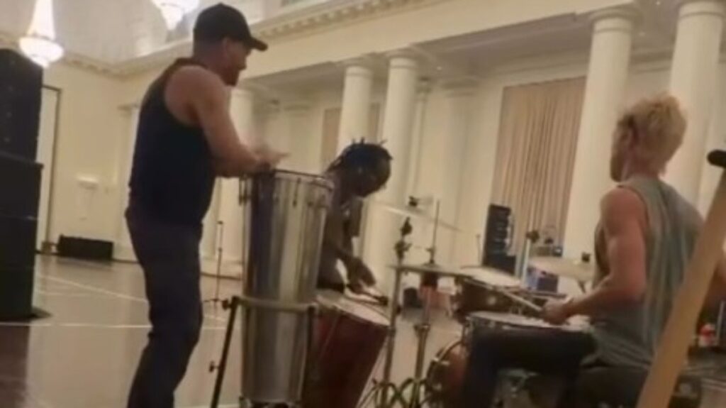 Banda de Shakira apresenta ensaio descontraído no Copacabana Palace