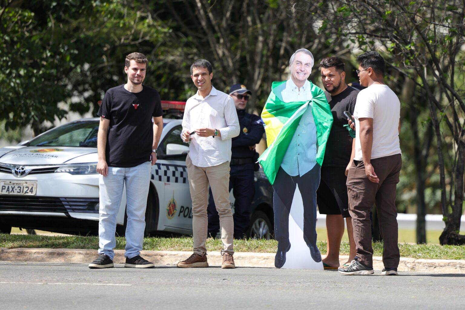 Confusão marca Manifestação do Dia do Trabalhador em Brasília com Boneco de Bolsonaro