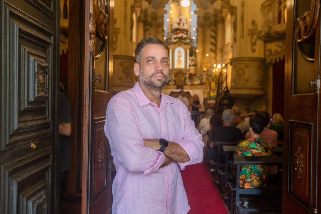 Douglas Ruas Enfrenta Desafios na Imagem da Alerj: A Necessidade de Reconstrução